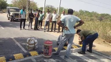 हादसे में मौत के बाद चेता PWD, लगाया स्पीड ब्रेकर
#rajsamandNews #nathdwaranews
राजसमंद जिले में नाथद्वारा क्षेत्र में बिजनोल से रामपुर मार्ग पर तकड़ियो का गुड़ा में मंडी के पास सड़क हादसे में आकोदड़ा निवासी बाबूलाल मेघवाल की मौत के बाद सार्वजनिक निर्माण विभाग हरकत में आया। ठेकेदार मौके पर पहुंचा और स्पीड ब्रेकर लगाया। हालांकि तब पुलिस व प्रशासन द्वारा तीन स्पीड ब्रेकर लगाने के लिए कहा था। मौके पर ग्रामवासी एकत्रित हो गए और एक एक स्पीड ब्रेकर लगाने पर नाराजगी व्यक्त की। इस दौरान प्रवीण सिंह चुंडावत, रघुवीरसिंह, किशनसिंह, मनीष वैष्णव, रतनलाल, अरविंदसिंह, लोकेश गुर्जर, चम्पालाल, सुरेंद्रसिंह, दलपतसिंह, जीवनसिंह आदि ने हादसे रोकने के लिए तीन तीन स्पीड ब्रेकर की मांग उठाई है।
Rajsamand Police