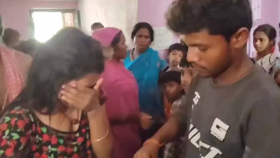 अभी अभी ये वीडियो देखे और देख कर ये लग रहा है समाज कहा जा रहा है वाक़ई के भटयुग आ गया
वैशाली में मौसी-भांजे ने रचाई शादी, प्रेम संबंध उजागर होने पर ग्रामीणों की मौजूदगी में हुआ विवाह
ऐसी घटिया ज़हर समाज को तोड़ रहा है जहां रिश्ता संबंध
सब मिटने के कगार पर है
#KKT #challengeviralpostreeltranding #pageviralシ゚ #reelsviralシ #followerseveryone #viralreelsシ #challengechallengetodayaaa #viralvideoreelsfb #viralreels #fbreels #viralvideoshort #facebookviral #facebookreels #facebookpost #facebookreelsviral #facebookreelsvideo #fqcebookpost #fqcebookreels