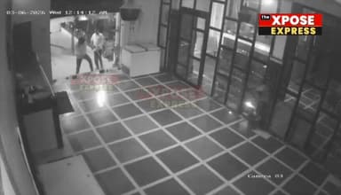 🍽️ खाना ऑर्डर लेने में हुई देरी और फिर चली गोलियां!
ग्वालियर के मुरार थाना क्षेत्र में स्थित होटल हाईवे ग्लोरी में देर रात मामूली विवाद ने हिंसक रूप ले लिया। आरोप है कि खाना ऑर्डर लेने में देरी से नाराज संजय यादव अपने बेटे सुमित यादव और अन्य साथियों के साथ दोबारा होटल पहुंचा और राइफल से फायरिंग कर दी। घटना में होटल का कांच का गेट, रिसेप्शन काउंटर और बाहर खड़ी गाड़ियां क्षतिग्रस्त हो गईं।
होटल कर्मचारियों के साथ मारपीट करने के बाद आरोपियों ने जान से मारने की धमकी भी दी। पुलिस ने मामला दर्ज कर जांच शुरू कर दी है और आरोपियों की तलाश जारी है।
📍 स्थान: मुरार, ग्वालियर 🕛 घटना: 2 जून 2026, रात 11:30 बजे से 12:00 बजे के बीच
🔗 हमारे फेसबुक पेज को फॉलो करें: https://facebook.com/thexposeexpress
📸 Instagram पर जुड़ें: https://instagram.com/thexposeexpress
📺 YouTube चैनल को सब्सक्राइब करें: https://youtube.com/@thexposeexpress
हम दिखाते हैं वो जो सब छुपाते हैं... हम हैं The Xpose Express।
#Gwalior #Murar #HotelHighwayGlory #FiringCase #CrimeNews BreakingNews GwaliorNews MPNews TheXposeExpress MadhyaPradesh PoliceAction CrimeAlert HindiNews NewsUpdate Viral