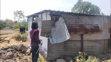 बैतूल नगर: बैतूल बाजार में प्यासा कोबरा नाग स्टोर रूम में घुसा, बैतूल से सर्पमित्र विशाल विश्वकर्मा ने पहुंचकर किया रेस्क्यू
