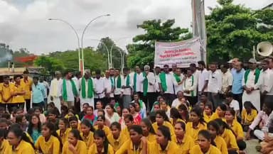 ಚಿತ್ರದುರ್ಗ: ಚಿತ್ರದುರ್ಗದಲ್ಲಿ ಕೃಷಿ ವಿವಿ ಪರೀಕ್ಷೆ ಗೊಂದಲ ಖಂಡಿಸಿ ಪ್ರತಿಭಟನೆ
