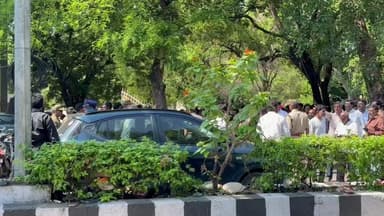 చిరు వ్యాపారులకు సంఘీభావంగా వైసిపి నాయకుల నిరసన