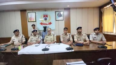 नाबालिक के साथ दुष्कर्म करना चाह रहा था अपराधी, हजारीबाग पुलिस ने किया दोहरे हत्याकांड का खुलासा....
11 वर्षीय मासूम बच्ची और उसके 3 वर्षीय भाई के अपहरण व निर्मम हत्या मामले में हजारीबाग पुलिस को बड़ी सफलता मिली है। पुलिस ने आरोपी को गिरफ्तार कर लिया है। जांच में सामने आई वारदात की कहानी बेहद दर्दनाक और दिल दहला देने वाली है। मासूमों के साथ हुई इस क्रूरता ने पूरे जिले को स्तब्ध कर दिया है। दरअसल अपराधी मसू में 11 वर्षीय बच्ची के साथ दुष्कर्म का प्रयास कर रहा था और उसके बाद दोनों नाबालिक का मौत का घाट उतार दिया गया।
#Hazaribagh #Jharkhand #BreakingNews #CrimeNews #HazaribaghPolice #JusticeForChildren #ChildSafety #JharkhandNews #ViralNews #LatestNews #CrimeAlert #NewsUpdate #IndiaNews #TrendingNow #FacebookNews #Justice #HazaribaghUpdates #Breaking #ViralPost #NewsAlert