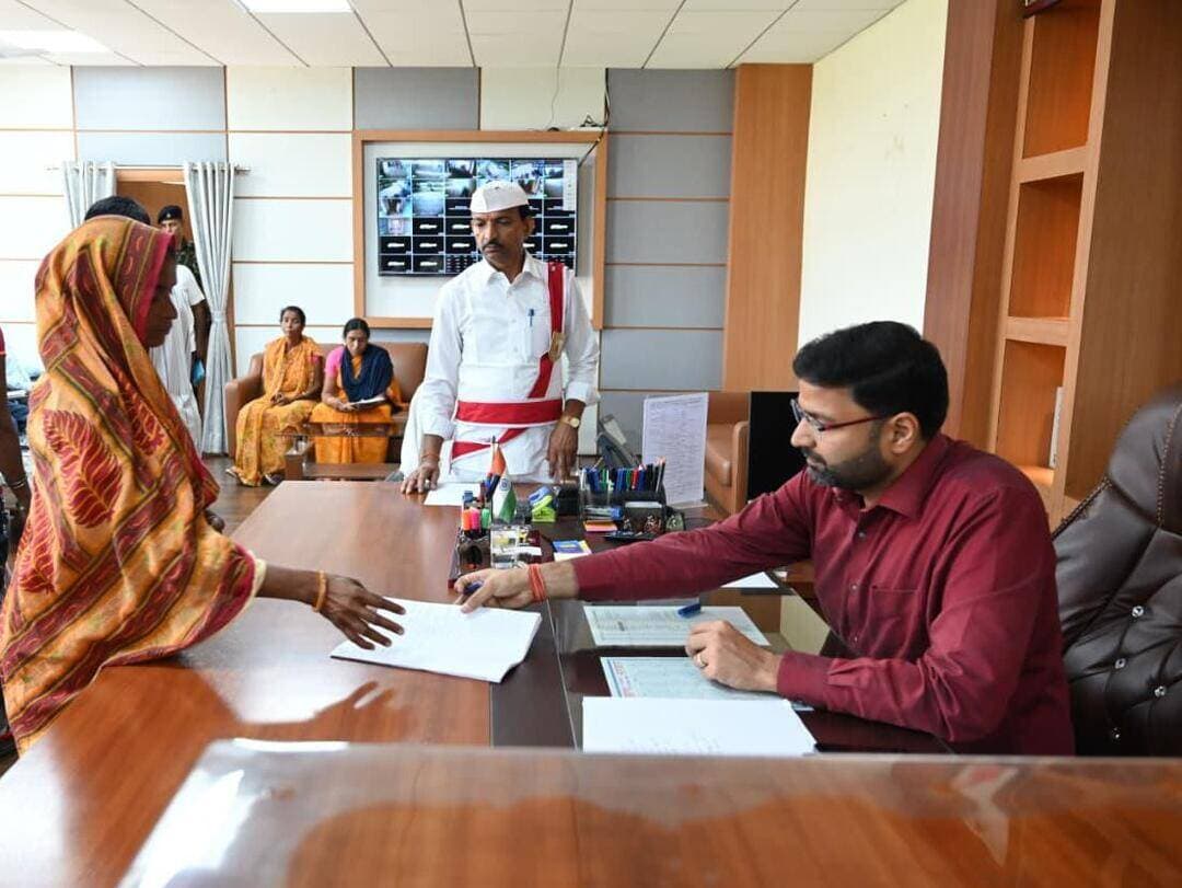 जिले के विभिन्न प्रखंडों से पहुंचे नागरिकों की समस्याएं सुनीं, त्वरित निष्पादन हेतु संबंधित अधिकारियों को दिए आवश्यक निर्देश। ■ जनता की शिकायतों एवं समस्याओं के समयबद्ध समाधान के लिए जिला प्रशासन प्रतिबद्ध।