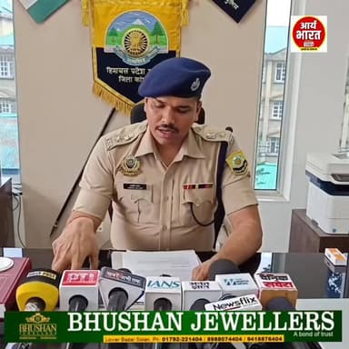 कांगड़ा पुलिस की बड़ी कार्रवाई!
सिर्फ 5 दिनों में जालंधर के चिट्टा नेटवर्क पर बड़ा प्रहार। 16 आरोपी गिरफ्तार, 167 ग्राम चिट्टा बरामद और 80 लाख रुपये की संदिग्ध ट्रांजेक्शन का खुलासा। SP अशोक रत्न ने दी कार्रवाई की जानकारी।
क्या नशे के कारोबार पर लगेगी लगाम? अपनी राय कमेंट में बताएं।
#KangraPolice #ChittaNetwork #DrugBust #HimachalPradesh #Kangra #Punjab #Jalandhar
