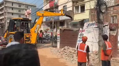 डुमरा: सीतामढ़ी रिंग बांध पर चला बुलडोजर, अवैध अतिक्रमण पर प्रशासन की बड़ी कार्रवाई