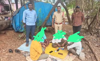 కొండపి: టంగుటూరు మండలం మర్లపాడు గ్రామ సమీపంలో పేకాట ఆడుతున్న నలుగురిని అదుపులోకి తీసుకున్న స్థానిక పోలీసులు