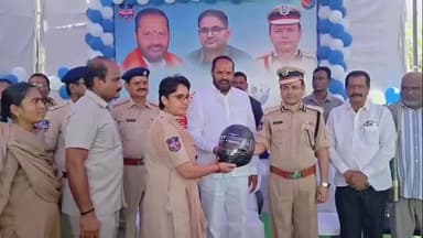 రామగిరి: కానిస్టేబుల్ లకు హెల్మెట్లు పంపిణీ చేసిన: ప్రభుత్వ విప్ చింతకుంట విజయ రమణారావు