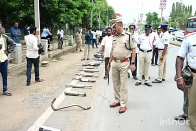 ಹಾವೇರಿ: ನಗರದಲ್ಲಿ ಶಬ್ದ ಮಾಲಿನ್ಯ ಮಾಡುವ ದ್ವಿಚಕ್ರ ವಾಹನಗಳ ಸೈಲೆಂನ್ಸರ್ ನಾಶಪಡಿಸಿದ ಪೊಲೀಸ್ ಇಲಾಖೆ