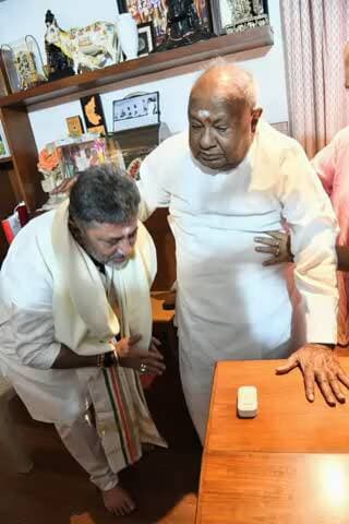 ಬೆಂಗಳೂರು ಪೂರ್ವ: ಸದಾಶಿವನಗರದಲ್ಲಿ ಮಾಜಿ ಪ್ರಧಾನಿ ದೇವೇಗೌಡರ ಅರ್ಶೀವಾದ ಪಡೆದ ಡಿಕೆ ಶಿವಕುಮಾರ್