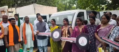 दंतेवाड़ा: मुख्यमंत्री ने चेरपाल में बिहान की दीदियों को सौंपी टाटा मैजिक वाहन, आजीविका ग्रामीण एक्सप्रेस योजना के तहत