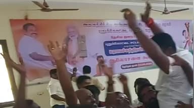 புதுக்கோட்டை: அசோக் நகர் அதிமுக அலுவலகத்தில் Ex அமைச்சர் விஜயபாஸ்கர் பிரிக்ஸ் பேனரை கிழித்து எறிந்த அதிமுகவினர்