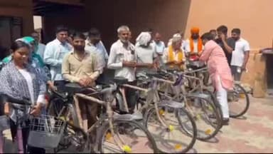 बहादुरगढ़: सरपंच एसोसिएशन के प्रधान अशोक राठी ने जरूरतमंद ग्रामीण,कामगारों और स्कूली छात्रों को की साइकिल वितरित