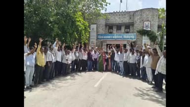 चित्तौड़गढ़: पंचायत शिक्षक विद्यालय सहायकों ने कलेक्टर को सौंपा ज्ञापन, नियमितीकरण की मांग की