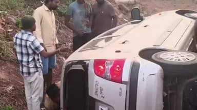 రావిచర్ల వడ్లమాను మార్గమధ్యలో సెల్ ఫోన్ మాట్లాడుతూ అతివేగంగా నడపడంతో కారు అదుపుతప్పి బోల్తా
