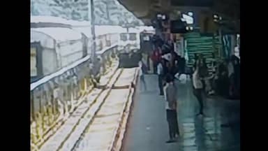 जबलपुर: जबलपुर स्टेशन पर खौफनाक हादसा: ट्रेन के आते ही ट्रैक पर बैठ गया युवक, सीसीटीवी देखकर उड़े होश