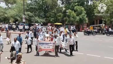 पाली: राजस्थान पंचायत शिक्षक विद्यालय सहायक संघ ने अपनी विभिन्न मांगों को लेकर पाली कलेक्ट्रेट पर प्रदर्शन कर ज्ञापन दिया
