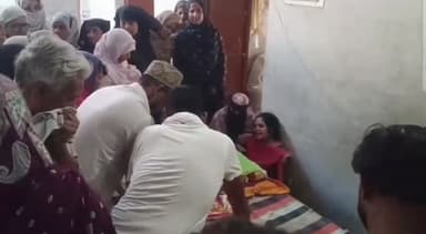 #कौशाम्बी : करेंट की चपेट में आने से 18 वर्षीय युवक की दर्दनाक मौत
कड़ाधाम थाना क्षेत्र में लोहे के दरवाजे में उतर रहे करंट की चपेट में आने से 18 वर्षीय युवक की दर्दनाक मौत हो गई। युवक को बचाने दौड़े चाचा भी करंट लगने से झुलस गए। घटना के बाद परिवार में कोहराम मच गया और गांव में शोक की लहर दौड़ गई। पुलिस ने मामले की जानकारी लेकर आवश्यक कार्रवाई शुरू कर दी है।
#Kaushambi #KadaDham #BreakingNews #ElectricShock Accident UPNews YouthDeath TragicIncident KaushambiNews UttarPradesh PoliceUpdate SPKaushambi UPPolice LatestNews LocalNews ViralNews SafetyAwareness Electrocution HindiNews NewsUpdate कौशाम्बी कड़ाधाम करेंट_से_मौत दर्दनाक_हादसा युवक_की_मौत ब्रेकिंग_न्यूज यूपी_पुलिस स्थानीय_समाचार दुर्घटना शोक_की_लहर @Uppolice @spkaushambi @adgzoneprayagraj @igrangeprayagraj Prayagraj MahakumbhRegion