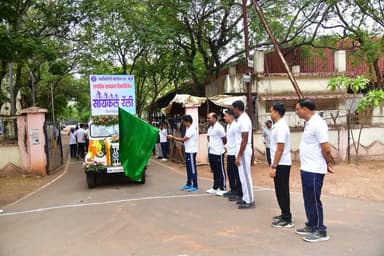 जागतिक सायकल दिनानिमित्त गडचिरोली पोलीस दलाची भव्य सायकल रॅली
जागतिक सायकल दिनाच्या निमित्ताने गडचिरोली पोलीस दलाच्या वतीने आज सायकल रॅलीचे आयोजन करण्यात आले. आरोग्यदायी जीवनशैलीचा प्रसार आणि पर्यावरण संवर्धनाचा संदेश जनतेपर्यंत पोहोचविण्याच्या उद्देशाने आयोजित करण्यात आलेल्या या रॅलीमध्ये 150 हून अधिक पोलीस अधिकारी-अंमलदार, ज्येष्ठ नागरिक तसेच शालेय विद्यार्थ्यांनी उत्स्फूर्त सहभाग नोंदविला.
पोलीस कवायत मैदान ते इंदिरा गांधी चौक या मार्गावर आयोजित करण्यात आलेल्या रॅलीमध्ये पोलीस अधीक्षक श्री. एम. रमेश, मुख्य कार्यकारी अधिकारी जि.प. गडचिरोली श्री. सुहास गाडे यांच्यासह वरिष्ठ अधिकारी सहभागी झाले. रॅलीनंतर शहीद पांडू आलाम सभागृह येथे समारोप कार्यक्रम पार पडला.
यावेळी मार्गदर्शन करताना पोलीस अधीक्षक श्री. एम. रमेश यांनी नागरिकांना सायकलचा अधिकाधिक वापर करण्याचे आवाहन केले. नियमित सायकल चालविल्यामुळे शारीरिक तंदुरुस्ती, मानसिक आरोग्य आणि पर्यावरण संवर्धनाला चालना मिळते, असे त्यांनी सांगितले.
“एक दिवस सायकलसाठी… निरोगी आयुष्यभरासाठी!”
#WorldBicycleDay #GadchiroliPolice #CyclingForHealth #GoGreen #HealthyLifestyle FitIndia EnvironmentProtection CommunityPolicing Gadchiroli WorldBicycleDay2026
@cmomaharashtra_ @dgpmaharashtra @mramesh_ips