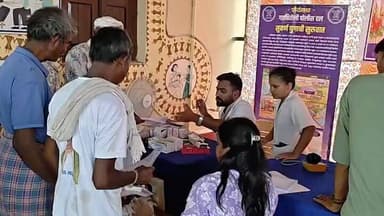 दामरंचा येथे गडचिरोली पोलीस दलाचे मोफत आरोग्य शिबिर
आठवडी बाजारादरम्यान आयोजित आरोग्य शिबिरात 90 नागरिकांची मोफत आरोग्य तपासणी करण्यात आली.
• तज्ज्ञ वैद्यकीय पथकाकडून आरोग्य तपासणी व मोफत औषधांचे वितरण
• गरजूंना पुढील उपचारांसाठी रुग्णालयात शिफारस
• शहीद जवानांचे बलिदान, सी-60 जवानांचे शौर्य आणि पोलीस दलाच्या नागरी कृती उपक्रमांबाबत जनजागृती
गडचिरोली पोलीस दल नागरिकांच्या आरोग्य, सुरक्षा आणि सर्वांगीण विकासासाठी सातत्याने कटिबद्ध आहे.
“जनतेच्या सेवेसाठी, आरोग्याच्या संरक्षणासाठी”
#GadchiroliPolice #AarogyaShibir #Damrancha #CommunityPolicing #PoliceForPeople
@dgpmaharashtra @mramesh_ips