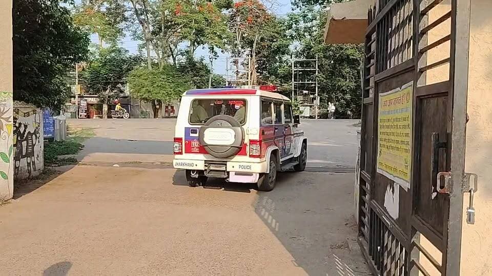 🚨 हजारीबाग पुलिस को बड़ी सफलता 🚨
दो मासूम बच्चियों तमन्ना और रिजवान के कातिल संजीत पासवान को आखिरकार पुलिस ने गिरफ्तार कर लिया है। इस दर्दनाक घटना से पूरे इलाके में आक्रोश और मातम का माहौल था। अब लोगों को न्याय की उम्मीद जगी है।
क्या मासूमों को इंसाफ मिलेगा?
देखिए पूरी खबर फेसबुक लाइव में 🎥👇
#Hazaribagh #JusticeForTamanna #JusticeForRizwan #HazaribaghPolice #BreakingNews #CrimeNews #LiveNews #BiharNews #JharkhandNews #Justice #PoliceAction #FacebookLive #TrendingNews #HazaribaghLive #CrimeUpdate
@JharkhandPolice @HazaribaghPolice @News18India @AajTak @ZeeNews @ABPNews