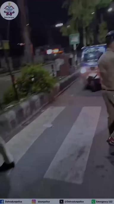 'ब्लैक फिल्म' और 'ड्रिंक एंड ड्राइव' का टशन पड़ा भारी, सीज हुई गाड़ी!
ऑपरेशन प्रहार' के तहत देहरादून के रायपुर क्षेत्र में देहरादून पुलिस ने चेकिंग के दौरान 'ब्लैक फिल्म' और 'ड्रिंक एंड ड्राइव' का कॉम्बो लेकर घूम रहे ड्राइवर साहब को गिरफ्तार कर गाड़ी को सीज किया।
आभार : उत्तराखंड पुलिस
#UttarakhandPolice
#FollowTrafficRules