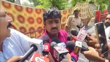 🔴 प्रयागराज चौहरा हत्याकांड का सनसनीखेज खुलासा
बेटे ने रची थी माता-पिता और बहन की हत्या की साजिश, दोस्त ने लालच में कर दी उसकी भी हत्या
डेढ़ करोड़ के जेवर, लोहे का पाइप और झूठी कहानी के सहारे पुलिस को गुमराह करने की कोशिश नाकाम
12 घंटे के भीतर पुलिस ने सुलझाई चारहरे हत्याकांड की गुत्थी, आरोपी गिरफ्तार
प्रयागराज से बड़ी खबर | रिपोर्ट सुनील यादव/राजेश सोनकर
उत्तर प्रदेश के प्रयागराज शहर के साउथ मलाका इलाके में एक ही परिवार के चार सदस्यों की हत्या के मामले में पुलिस ने ऐसा खुलासा किया है जिसने हर किसी को स्तब्ध कर दिया है। जिस बेटे को शुरुआत में लापता माना जा रहा था, वही अपने माता-पिता और बहन की हत्या की साजिश का मुख्य सूत्रधार निकला। लेकिन लालच और लूट के बंटवारे ने पूरी कहानी को नया मोड़ दे दिया और अंततः उसी साजिश का शिकार खुद बेटा भी बन गया।
पुलिस के अनुसार, पारिवारिक संपत्ति विवाद, आर्थिक तंगी और लालच ने मिलकर इस जघन्य हत्याकांड को जन्म दिया। कमिश्नरेट प्रयागराज की टीम ने मात्र 12 घंटे के भीतर मामले का खुलासा करते हुए आरोपी सनी गुप्ता को गिरफ्तार कर लिया है।
प्रयागराज के साउथ मलाका क्षेत्र स्थित वैश्य कॉम्प्लेक्स में उस समय हड़कंप मच गया जब घर से दुर्गंध आने की सूचना पर पुलिस मौके पर पहुंची। दरवाजा तोड़कर अंदर प्रवेश करने पर एक कमरे में कारोबारी वीरेंद्र वैश्य और उनकी पत्नी अनीता वैश्य के शव पलंग पर पड़े मिले जबकि उनकी पुत्री मीनाक्षी वैश्य का शव सीढ़ियों के पास बरामद हुआ।
तीनों के सिर पर किसी भारी वस्तु से वार किए जाने के स्पष्ट निशान मिले। घटनास्थल पर मौजूद परिस्थितियां बेहद रहस्यमयी थीं। शवों पर डिटर्जेंट, ब्लीचिंग पाउडर और अन्य रसायन डाले गए थे ताकि सबूत नष्ट किए जा सकें।
जांच के दौरान पुलिस को मृतक दंपति के पुत्र अभिषेक वैश्य के बारे में जानकारी मिली। बताया गया कि वर्ष 2022 में पिता वीरेंद्र वैश्य ने उसे संपत्ति से बेदखल कर दिया था। पिता-पुत्र के बीच लंबे समय से विवाद चल रहा था। इसी आधार पर पुलिस ने जांच आगे बढ़ाई।
दुकान का ताला टूटा तो सामने आया चौथा शव
पुलिस आयुक्त के निर्देश पर जब अभिषेक की दुकान का ताला तोड़ा गया तो अंदर उसका भी शव बरामद हुआ। शव के ऊपर भी डिटर्जेंट और अन्य रसायन डाले गए थे। यहीं से मामला और उलझ गया।
फोरेंसिक जांच, सीसीटीवी फुटेज और सर्विलांस की मदद से पुलिस को एक अहम सुराग मिला। कैमरों में एक व्यक्ति मृतक वीरेंद्र वैश्य के कपड़े और जूते पहनकर कॉम्प्लेक्स से बाहर निकलता दिखाई दिया। स्थानीय लोगों ने उसकी पहचान सनी गुप्ता के रूप में की।
दोस्ती, शराब पार्टी और मौत का प्लान
गिरफ्तार आरोपी सनी गुप्ता ने पूछताछ में बताया कि उसकी अभिषेक वैश्य से गहरी दोस्ती थी। 31 मई 2026 को दोनों ने दुकान पर बैठकर कचौड़ी खाई, बीयर पी और फिर परिवार की हत्या की साजिश को अंजाम देने का फैसला किया।
शाम करीब पांच बजे जैसे ही मीनाक्षी वैश्य दुकान खोलने के लिए नीचे आईं, अभिषेक ने लोहे की रॉड से उन पर हमला कर दिया। इसके बाद दोनों ने मिलकर उन्हें ऊपर ले जाकर छोड़ दिया जहां उनकी मौत हो गई।
इसके बाद दोनों आरोपियों ने सो रहे वीरेंद्र वैश्य और उनकी पत्नी अनीता वैश्य पर लोहे की रॉड से हमला कर उनकी भी हत्या कर दी।
"बंटी-बबली और बहू ने मारा" लिखकर रची झूठी कहानी
हत्या के बाद आरोपियों ने अलमारी से जेवर निकाले और साक्ष्य छिपाने के लिए एक दफ्ती पर लाल पेन से लिखा —
"बंटी, बबली और बहू ने मारा"
पुलिस के अनुसार यह संदेश मृतक वीरेंद्र वैश्य के दूसरे पुत्र अश्विनी और उनकी पत्नी रीतू को फंसाने के उद्देश्य से लिखा गया था, जिन्हें स्थानीय स्तर पर बंटी-बबली के नाम से जाना जाता है।
लालच बना चौथे कत्ल की वजह
पूछताछ में आरोपी ने बताया कि जब लूटे गए जेवरों का बंटवारा हो रहा था तो अभिषेक उसे केवल पांच चूड़ियां और एक हार देना चाहता था। इसी बात को लेकर दोनों के बीच विवाद हो गया।
लालच में अंधे सनी गुप्ता ने उसी लोहे की रॉड से अभिषेक वैश्य की भी हत्या कर दी और उसे दुकान के अंदर छिपा दिया।
इसके बाद उसने सभी शवों पर डिटर्जेंट, हार्पिक, ब्लीचिंग पाउडर, हल्दी और सरसों का तेल डालकर साक्ष्य मिटाने का प्रयास किया। यहां तक कि उसने गर्म पानी और डिटर्जेंट से सफाई भी की।
डेढ़ करोड़ के जेवर बरामद
पुलिस ने आरोपी के कब्जे से—
• हत्या में प्रयुक्त लोहे का पाइप
• 1002.12 ग्राम पीली धातु (सोने के आभूषण)
• 360.56 ग्राम सफेद धातु (चांदी के आभूषण)
• 1000 रुपये नकद
बरामद किए हैं।
बरामद आभूषणों की अनुमानित कीमत करीब डेढ़ करोड़ रुपये बताई जा रही है।
पुलिस टीम की बड़ी सफलता
कमिश्नरेट प्रयागराज की एसओजी, नगर एसओजी, सर्विलांस और स्थानीय पुलिस टीमों के संयुक्त प्रयास से यह सनसनीखेज हत्याकांड मात्र 12 घंटे के भीतर सुलझाया गया। पुलिस अधिकारियों ने इसे हाल के वर्षों की सबसे चुनौतीपूर्ण जांचों में से एक बताया है।
ND NEWS की विशेष अपील
यह घटना केवल एक आपराधिक वारदात नहीं बल्कि समाज के लिए गंभीर चेतावनी भी है। पारिवारिक विवाद, आर्थिक तनाव, संपत्ति संघर्ष और गलत संगति जब नियंत्रण से बाहर हो जाते हैं तो उनके परिणाम पूरे परिवार को तबाह कर सकते हैं।
ND NEWS एवं दैनिक निष्पक्ष धारा नागरिकों से अपील करता है कि—
✔ पारिवारिक विवादों को समय रहते कानूनी एवं सामाजिक स्तर पर सुलझाने का प्रयास करें।
✔ आर्थिक तनाव और मानसिक दबाव की स्थिति में परिवार के सदस्यों से संवाद बनाए रखें।
✔ संदिग्ध गतिविधियों, घरेलू हिंसा और आपराधिक प्रवृत्तियों की सूचना तत्काल पुलिस को दें।
✔ प्रशासन ऐसे मामलों में पारिवारिक परामर्श केंद्रों, मानसिक स्वास्थ्य सहायता और सामुदायिक निगरानी व्यवस्था को और मजबूत करे।
✔ समाज के प्रभावशाली लोग, जनप्रतिनिधि और सामाजिक संगठन युवाओं को अपराध के रास्ते पर जाने से रोकने के लिए जागरूकता अभियान चलाएं।
एक सुरक्षित परिवार ही सुरक्षित समाज और सुरक्षित राष्ट्र की नींव है।
साउथ मलाका का यह चौहरा हत्याकांड कई सवाल छोड़ गया है। एक बेटा जिसने अपने ही परिवार के खिलाफ साजिश रची, और एक दोस्त जिसने लालच में उसी साथी की जान ले ली। पुलिस ने भले ही इस हत्याकांड की गुत्थी सुलझा ली हो, लेकिन यह मामला रिश्तों में बढ़ती दूरियों, संपत्ति विवादों और अपराध की मानसिकता पर गंभीर बहस को जन्म देता है।
👇👇👇
#NDNEWS #दैनिक_निष्पक्ष_धारा #Prayagraj #PrayagrajPolice #UPPolice #CrimeNews #SouthMalaka #MurderCase #BreakingNews #VirendraVaishya #AnitaVaishya #MeenakshiVaishya #AbhishekVaishya #SunnyGupta #PoliceInvestigation #UttarPradesh #PrayagrajNews #CrimeReport #CommissioneratePrayagraj #LatestNews
👇👇
@dgpup
@UPGovt
@RSSorg
@Uppolice
@wpl1090
@RSSgeet
@MIB_India
@PMOIndia
@HMOIndia
@VHPDigital
@CMOUP_RC
@myogioffice
@InfoDeptUP
@CMOfficeUP
@ChiefSecyUP
@MahantYogiG
@ChiefSecyUP
@BajrangDalOrg
@myogiadityanath
@112UttarPradesh
@UPPViralCheck
@UpPolicemitra
@prayagraj_pol
@ADGZonPrayagraj
@DM_PRAYAGRAJ
@CommissionerPrg
@NigamPrayagraj
@Prayagraj_TP
@PROdefprayagraj
👇👇
🟥 ND NEWS | दैनिक निष्पक्ष धारा
मुख्य संपादक / संस्थापक: राजन सिंह हाड़ा
सह-संपादक: शालिनी सिंह भदौरिया
📍 कार्यालय-3:- U158, हीरा स्वीट्स के पास, विकास मार्ग, लक्ष्मी नगर, पूर्वी दिल्ली, पिन कोड – 110092 (NCR)
📍 कार्यालय-2 :- विधानसभा रोड, बर्लिंगटन चौराहा, लखनऊ – 226001 (उत्तर प्रदेश)
📍 कार्यालय-1 :- 1/1 अटल बिहारी चौराहा, नियर बर्मा चौराहा, फतेहपुर – 212601 (उत्तर प्रदेश)
📅 दिनांक: 03 जून 2026
📆 दिन: बुधवार
📧 Email: ndnewschannel@gmail.com
📞 मोबाइल: 9696119696