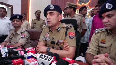 🔴 प्रयागराज चौहरा हत्याकांड का सनसनीखेज खुलासा
बेटे ने रची थी माता-पिता और बहन की हत्या की साजिश, दोस्त ने लालच में कर दी उसकी भी हत्या
डेढ़ करोड़ के जेवर, लोहे का पाइप और झूठी कहानी के सहारे पुलिस को गुमराह करने की कोशिश नाकाम
12 घंटे के भीतर पुलिस ने सुलझाई चारहरे हत्याकांड की गुत्थी, आरोपी गिरफ्तार
प्रयागराज से बड़ी खबर | रिपोर्ट सुनील यादव/राजेश सोनकर
उत्तर प्रदेश के प्रयागराज शहर के साउथ मलाका इलाके में एक ही परिवार के चार सदस्यों की हत्या के मामले में पुलिस ने ऐसा खुलासा किया है जिसने हर किसी को स्तब्ध कर दिया है। जिस बेटे को शुरुआत में लापता माना जा रहा था, वही अपने माता-पिता और बहन की हत्या की साजिश का मुख्य सूत्रधार निकला। लेकिन लालच और लूट के बंटवारे ने पूरी कहानी को नया मोड़ दे दिया और अंततः उसी साजिश का शिकार खुद बेटा भी बन गया।
पुलिस के अनुसार, पारिवारिक संपत्ति विवाद, आर्थिक तंगी और लालच ने मिलकर इस जघन्य हत्याकांड को जन्म दिया। कमिश्नरेट प्रयागराज की टीम ने मात्र 12 घंटे के भीतर मामले का खुलासा करते हुए आरोपी सनी गुप्ता को गिरफ्तार कर लिया है।
प्रयागराज के साउथ मलाका क्षेत्र स्थित वैश्य कॉम्प्लेक्स में उस समय हड़कंप मच गया जब घर से दुर्गंध आने की सूचना पर पुलिस मौके पर पहुंची। दरवाजा तोड़कर अंदर प्रवेश करने पर एक कमरे में कारोबारी वीरेंद्र वैश्य और उनकी पत्नी अनीता वैश्य के शव पलंग पर पड़े मिले जबकि उनकी पुत्री मीनाक्षी वैश्य का शव सीढ़ियों के पास बरामद हुआ।
तीनों के सिर पर किसी भारी वस्तु से वार किए जाने के स्पष्ट निशान मिले। घटनास्थल पर मौजूद परिस्थितियां बेहद रहस्यमयी थीं। शवों पर डिटर्जेंट, ब्लीचिंग पाउडर और अन्य रसायन डाले गए थे ताकि सबूत नष्ट किए जा सकें।
जांच के दौरान पुलिस को मृतक दंपति के पुत्र अभिषेक वैश्य के बारे में जानकारी मिली। बताया गया कि वर्ष 2022 में पिता वीरेंद्र वैश्य ने उसे संपत्ति से बेदखल कर दिया था। पिता-पुत्र के बीच लंबे समय से विवाद चल रहा था। इसी आधार पर पुलिस ने जांच आगे बढ़ाई।
दुकान का ताला टूटा तो सामने आया चौथा शव
पुलिस आयुक्त के निर्देश पर जब अभिषेक की दुकान का ताला तोड़ा गया तो अंदर उसका भी शव बरामद हुआ। शव के ऊपर भी डिटर्जेंट और अन्य रसायन डाले गए थे। यहीं से मामला और उलझ गया।
फोरेंसिक जांच, सीसीटीवी फुटेज और सर्विलांस की मदद से पुलिस को एक अहम सुराग मिला। कैमरों में एक व्यक्ति मृतक वीरेंद्र वैश्य के कपड़े और जूते पहनकर कॉम्प्लेक्स से बाहर निकलता दिखाई दिया। स्थानीय लोगों ने उसकी पहचान सनी गुप्ता के रूप में की।
दोस्ती, शराब पार्टी और मौत का प्लान
गिरफ्तार आरोपी सनी गुप्ता ने पूछताछ में बताया कि उसकी अभिषेक वैश्य से गहरी दोस्ती थी। 31 मई 2026 को दोनों ने दुकान पर बैठकर कचौड़ी खाई, बीयर पी और फिर परिवार की हत्या की साजिश को अंजाम देने का फैसला किया।
शाम करीब पांच बजे जैसे ही मीनाक्षी वैश्य दुकान खोलने के लिए नीचे आईं, अभिषेक ने लोहे की रॉड से उन पर हमला कर दिया। इसके बाद दोनों ने मिलकर उन्हें ऊपर ले जाकर छोड़ दिया जहां उनकी मौत हो गई।
इसके बाद दोनों आरोपियों ने सो रहे वीरेंद्र वैश्य और उनकी पत्नी अनीता वैश्य पर लोहे की रॉड से हमला कर उनकी भी हत्या कर दी।
"बंटी-बबली और बहू ने मारा" लिखकर रची झूठी कहानी
हत्या के बाद आरोपियों ने अलमारी से जेवर निकाले और साक्ष्य छिपाने के लिए एक दफ्ती पर लाल पेन से लिखा —
"बंटी, बबली और बहू ने मारा"
पुलिस के अनुसार यह संदेश मृतक वीरेंद्र वैश्य के दूसरे पुत्र अश्विनी और उनकी पत्नी रीतू को फंसाने के उद्देश्य से लिखा गया था, जिन्हें स्थानीय स्तर पर बंटी-बबली के नाम से जाना जाता है।
लालच बना चौथे कत्ल की वजह
पूछताछ में आरोपी ने बताया कि जब लूटे गए जेवरों का बंटवारा हो रहा था तो अभिषेक उसे केवल पांच चूड़ियां और एक हार देना चाहता था। इसी बात को लेकर दोनों के बीच विवाद हो गया।
लालच में अंधे सनी गुप्ता ने उसी लोहे की रॉड से अभिषेक वैश्य की भी हत्या कर दी और उसे दुकान के अंदर छिपा दिया।
इसके बाद उसने सभी शवों पर डिटर्जेंट, हार्पिक, ब्लीचिंग पाउडर, हल्दी और सरसों का तेल डालकर साक्ष्य मिटाने का प्रयास किया। यहां तक कि उसने गर्म पानी और डिटर्जेंट से सफाई भी की।
डेढ़ करोड़ के जेवर बरामद
पुलिस ने आरोपी के कब्जे से—
• हत्या में प्रयुक्त लोहे का पाइप
• 1002.12 ग्राम पीली धातु (सोने के आभूषण)
• 360.56 ग्राम सफेद धातु (चांदी के आभूषण)
• 1000 रुपये नकद
बरामद किए हैं।
बरामद आभूषणों की अनुमानित कीमत करीब डेढ़ करोड़ रुपये बताई जा रही है।
पुलिस टीम की बड़ी सफलता
कमिश्नरेट प्रयागराज की एसओजी, नगर एसओजी, सर्विलांस और स्थानीय पुलिस टीमों के संयुक्त प्रयास से यह सनसनीखेज हत्याकांड मात्र 12 घंटे के भीतर सुलझाया गया। पुलिस अधिकारियों ने इसे हाल के वर्षों की सबसे चुनौतीपूर्ण जांचों में से एक बताया है।
ND NEWS की विशेष अपील
यह घटना केवल एक आपराधिक वारदात नहीं बल्कि समाज के लिए गंभीर चेतावनी भी है। पारिवारिक विवाद, आर्थिक तनाव, संपत्ति संघर्ष और गलत संगति जब नियंत्रण से बाहर हो जाते हैं तो उनके परिणाम पूरे परिवार को तबाह कर सकते हैं।
ND NEWS एवं दैनिक निष्पक्ष धारा नागरिकों से अपील करता है कि—
✔ पारिवारिक विवादों को समय रहते कानूनी एवं सामाजिक स्तर पर सुलझाने का प्रयास करें।
✔ आर्थिक तनाव और मानसिक दबाव की स्थिति में परिवार के सदस्यों से संवाद बनाए रखें।
✔ संदिग्ध गतिविधियों, घरेलू हिंसा और आपराधिक प्रवृत्तियों की सूचना तत्काल पुलिस को दें।
✔ प्रशासन ऐसे मामलों में पारिवारिक परामर्श केंद्रों, मानसिक स्वास्थ्य सहायता और सामुदायिक निगरानी व्यवस्था को और मजबूत करे।
✔ समाज के प्रभावशाली लोग, जनप्रतिनिधि और सामाजिक संगठन युवाओं को अपराध के रास्ते पर जाने से रोकने के लिए जागरूकता अभियान चलाएं।
एक सुरक्षित परिवार ही सुरक्षित समाज और सुरक्षित राष्ट्र की नींव है।
साउथ मलाका का यह चौहरा हत्याकांड कई सवाल छोड़ गया है। एक बेटा जिसने अपने ही परिवार के खिलाफ साजिश रची, और एक दोस्त जिसने लालच में उसी साथी की जान ले ली। पुलिस ने भले ही इस हत्याकांड की गुत्थी सुलझा ली हो, लेकिन यह मामला रिश्तों में बढ़ती दूरियों, संपत्ति विवादों और अपराध की मानसिकता पर गंभीर बहस को जन्म देता है।
👇👇👇
#NDNEWS #दैनिक_निष्पक्ष_धारा #Prayagraj #PrayagrajPolice #UPPolice #CrimeNews #SouthMalaka #MurderCase #BreakingNews #VirendraVaishya #AnitaVaishya #MeenakshiVaishya #AbhishekVaishya #SunnyGupta #PoliceInvestigation #UttarPradesh #PrayagrajNews #CrimeReport #CommissioneratePrayagraj #LatestNews
👇👇
@dgpup
@UPGovt
@RSSorg
@Uppolice
@wpl1090
@RSSgeet
@MIB_India
@PMOIndia
@HMOIndia
@VHPDigital
@CMOUP_RC
@myogioffice
@InfoDeptUP
@CMOfficeUP
@ChiefSecyUP
@MahantYogiG
@ChiefSecyUP
@BajrangDalOrg
@myogiadityanath
@112UttarPradesh
@UPPViralCheck
@UpPolicemitra
@prayagraj_pol
@ADGZonPrayagraj
@DM_PRAYAGRAJ
@CommissionerPrg
@NigamPrayagraj
@Prayagraj_TP
@PROdefprayagraj
👇👇
🟥 ND NEWS | दैनिक निष्पक्ष धारा
मुख्य संपादक / संस्थापक: राजन सिंह हाड़ा
सह-संपादक: शालिनी सिंह भदौरिया
📍 कार्यालय-3:- U158, हीरा स्वीट्स के पास, विकास मार्ग, लक्ष्मी नगर, पूर्वी दिल्ली, पिन कोड – 110092 (NCR)
📍 कार्यालय-2 :- विधानसभा रोड, बर्लिंगटन चौराहा, लखनऊ – 226001 (उत्तर प्रदेश)
📍 कार्यालय-1 :- 1/1 अटल बिहारी चौराहा, नियर बर्मा चौराहा, फतेहपुर – 212601 (उत्तर प्रदेश)
📅 दिनांक: 03 जून 2026
📆 दिन: बुधवार
📧 Email: ndnewschannel@gmail.com
📞 मोबाइल: 9696119696