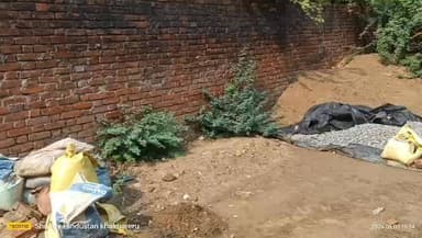 🔴 खाली प्लॉट पर जबरन निकास निकालने का आरोप, महिला ने लगाई न्याय की गुहार
🔴 विरोध करने पर अभद्रता और जान से मारने की धमकी देने का आरोप
🔴 भूमि विवाद ने बढ़ाया तनाव, पुलिस जांच के बाद कार्रवाई की बात
📰 रिपोर्ट पिंटू तिवारी होना था
फतेहपुर जनपद के खागा तहसील क्षेत्र स्थित कोट गांव में भूमि एवं निकास विवाद का मामला सामने आया है। एक महिला ने अपने पड़ोसी पर उसके खाली प्लॉट की ओर कथित रूप से जबरन दरवाजा, खिड़की और नाली का पाइप निकालने का आरोप लगाया है। महिला का कहना है कि विरोध करने पर उसे धमकियां दी गईं और अभद्र व्यवहार किया गया। मामले को लेकर स्थानीय स्तर पर चर्चा तेज हो गई है, जबकि पुलिस ने शिकायत मिलने पर जांच के बाद कार्रवाई का आश्वासन दिया है।
🟥 पड़ोसी विवाद ने लिया भूमि विवाद का रूप
खागा/फतेहपुर। कोट गांव निवासी रोबीना बेगम पत्नी जमाल अय्यूब खान ने पुलिस को दिए शिकायती पत्र में आरोप लगाया है कि उनके पड़ोसी शमशीर उल्ला पुत्र मुजीब उल्ला अपने मकान का निर्माण करा रहे थे। निर्माण कार्य के दौरान उन्होंने सीमेंट, बालू और गिट्टी रखने के लिए उनके खाली प्लॉट के उपयोग की अनुमति मांगी थी।
महिला के अनुसार पड़ोसी होने के नाते उन्होंने मानवीय आधार पर सहयोग करते हुए प्लॉट का अस्थायी उपयोग करने की अनुमति दे दी थी। लेकिन निर्माण कार्य पूरा होने के बाद विवाद की स्थिति उत्पन्न हो गई।
🟥 बिना सहमति निकाला दरवाजा, खिड़की और नाली का पाइप
पीड़िता का आरोप है कि निर्माण कार्य पूर्ण होने के बाद पड़ोसी ने बिना किसी अनुमति या सहमति के उनके खाली प्लॉट की ओर दरवाजा, खिड़की और पानी निकासी के लिए नाली का पाइप निकाल दिया।
जब उन्होंने इसका विरोध करते हुए निर्माण हटाने की मांग की तो आरोपी पक्ष ने उनकी बात को अनसुना कर दिया। महिला का कहना है कि इस प्रकार उनके निजी स्वामित्व वाले भूखंड का अतिक्रमण करने का प्रयास किया जा रहा है।
🟥 घर में घुसकर अभद्रता और धमकी का आरोप
शिकायत के अनुसार विरोध करने पर आरोपी, उसकी माता एवं अन्य परिजन महिला के घर पहुंचे और कथित रूप से गाली-गलौज करते हुए अभद्र व्यवहार किया। महिला ने आरोप लगाया है कि उसे और उसके परिवार को जान से मारने की धमकी भी दी गई।
पीड़िता का कहना है कि यदि समय रहते प्रशासन द्वारा कार्रवाई नहीं की गई तो भविष्य में विवाद और गंभीर रूप ले सकता है।
🟥 पुलिस ने जांच के बाद कार्रवाई का दिया भरोसा
मामले को लेकर जब संबंधित थाना पुलिस से जानकारी ली गई तो थाना प्रभारी विद्या प्रकाश सिंह ने बताया कि मामला अभी उनके संज्ञान में नहीं आया है। शिकायत प्राप्त होने पर पूरे प्रकरण की निष्पक्ष जांच कर आवश्यक कानूनी कार्रवाई की जाएगी।
🟥 वायरल फैक्ट
भूमि, रास्ता और निकास संबंधी विवाद ग्रामीण क्षेत्रों में अक्सर बड़े सामाजिक तनाव का कारण बनते हैं। विशेषज्ञों का मानना है कि ऐसे मामलों में राजस्व विभाग, ग्राम पंचायत और पुलिस की संयुक्त जांच से विवादों का समय रहते समाधान संभव है। सोशल मीडिया पर भी ऐसे मामलों को लेकर लोगों की प्रतिक्रियाएं तेजी से सामने आती हैं, जिससे प्रशासनिक हस्तक्षेप की मांग बढ़ जाती है।
कोट गांव का यह विवाद केवल एक भूमि अथवा निकास का मामला नहीं बल्कि ग्रामीण क्षेत्रों में संपत्ति संबंधी विवादों के बढ़ते प्रभाव को भी दर्शाता है। निष्पक्ष जांच और समयबद्ध कार्रवाई से न केवल विवाद का समाधान संभव है बल्कि भविष्य में किसी भी अप्रिय घटना को भी रोका जा सकता है। अब सभी की नजर पुलिस और प्रशासन की आगामी कार्रवाई पर टिकी हुई है।
👇👇
#NDNews
#दैनिक_निष्पक्ष_धारा
#FatehpurNews
#Khaga
#KotGaon
#LandDispute
#PropertyDispute
#BreakingNews
#UttarPradeshNews
#VidyaPrakashSingh
#FatehpurPolice
#PublicInterest
#NDNewsChannel
👇👇👇
@dgpup
@RSSorg
@UPGovt
@wpl1090
@RSSgeet
@Uppolice
@MIB_India
@PMOIndia
@HMOIndia
@abmanglik
@VHPDigital
@igrangealld
@myogioffice
@InfoDeptUP
@dmfatehpur
@sdmsadarftp
@CMOfficeUP
@CMOUP_RC
@UPPRD1948
@ChiefSecyUP
@ChiefSecyUP
@MahantYogiG
@FatehpurSdm
@fatehpurpolice
@BajrangDalOrg
@112UttarPradesh
@myogiadityanath
@CommissionerPrg
@ADGZonPrayagraj
👇👇
🟥 ND NEWS | दैनिक निष्पक्ष धारा
मुख्य संपादक / संस्थापक: राजन सिंह हाड़ा
सह-संपादक: शालिनी सिंह भदौरिया
📍 कार्यालय-3: U158, हीरा स्वीट्स के पास, विकास मार्ग, लक्ष्मी नगर, पूर्वी दिल्ली, पिन कोड – 110092 (NCR)
📍 कार्यालय-2: विधानसभा रोड, बर्लिंगटन चौराहा, लखनऊ – 226001 (UP)
📍 कार्यालय-1: 1/1 अटल बिहारी चौराहा, नियर बर्मा चौराहा, फतेहपुर – 212601 (UP)
📅 दिनांक: 03 जून 2026
📆 दिन: बुधवार
📞 मोबाइल: 9696119696