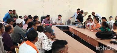 चांदवा: प्रखंड कार्यालय चंदवा में जनगणना कार्य में तेजी लाने को लेकर हुई प्रगणकों की बैठक