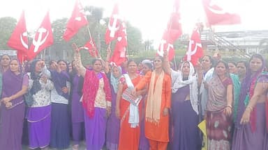 आशा उषा कार्यकर्ता महिलाओं ने गाघी चोराहे पर आज घरना प्रदर्शन किया।
अपनी लंबी मांग को लेकर सभी आशा उषा कार्यकर्ता महिल