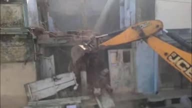 मंदसौर: बारिश से पहले जर्जर मकानों पर नपा की कार्रवाई, जनकुपुरा से अभियान शुरू