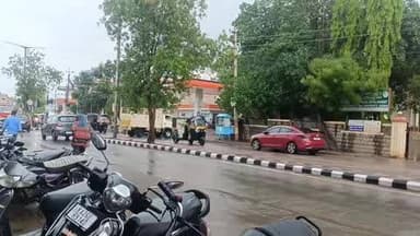 ಗದಗ: ನಗರದಲ್ಲಿ ಬಿಸಿಲಿನ ಬೆಗೆಯಿಂದ ಕಂಗೆಟ್ಟಿದ್ದ ಜನರಿಗೆ ತಂಪೆರೆದ ವರುಣ