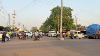 गुण्डरदेही: सुशासन तिहार में शिकायत के बाद गुण्डरदेही नगर के बुधवार बाजार में बड़ी गाड़ियों के आवागमन पर लगी रोक