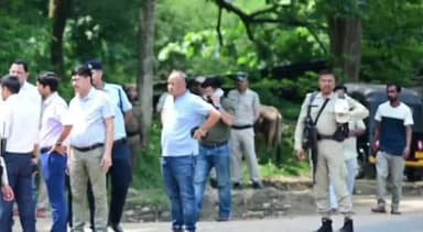 ডিফু: বোকাজান অঞ্চলৰ দুৰ্ঘটনা প্ৰৱণ স্থানসমূহ জিলা আয়ুক্ত আৰু জেষ্ঠ আৰক্ষী অধীক্ষকে পৰিদৰ্শন কৰে