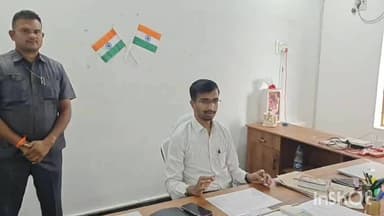 బాపట్ల: చీరాలలో ఓటర్ల జాబితా పై అధికారులతో సమావేశమైన కలెక్టర్ డాక్టర్ వినోద్ కుమార్
