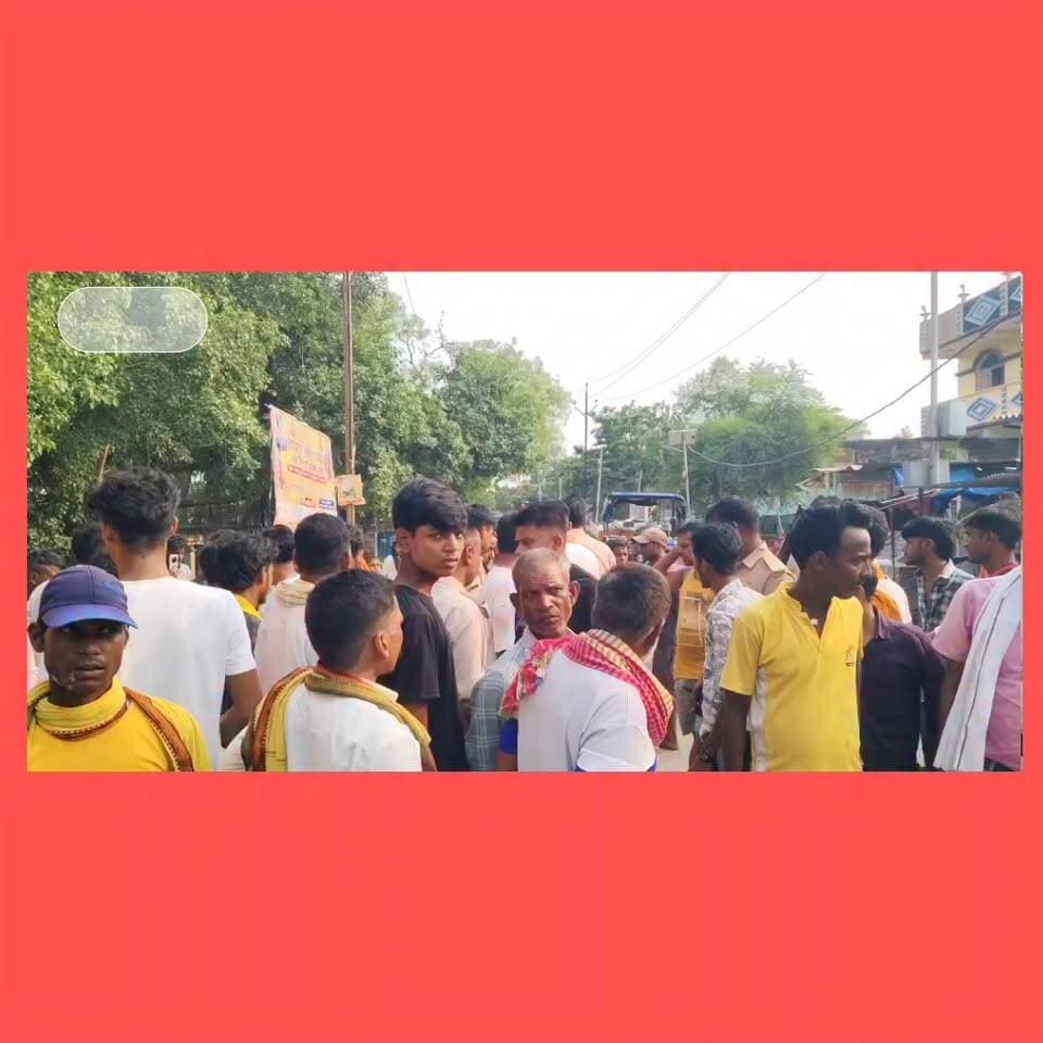 झूलते हाईटेंशन तार ने फिर ली जान!
बड़हरा के सेमरिया मोड़ पर 11 हजार वोल्ट तार की चपेट में आने से एक मजदूर की दर्दनाक मौत, एक गंभीर रूप से घायल। ग्रामीणों का आरोप— पहले भी हुआ था हादसा, शिकायत के बाद भी नहीं जागा विभाग!
मई 2025 में हुई थी शादी, गर्भवती पत्नी का रो-रोकर बुरा हाल।
गुस्साए लोगों ने सड़क जाम कर टायर जलाया, बिजली विभाग पर लापरवाही का आरोप।
सवाल बड़ा है— आखिर कब तक झूलते तार लोगों की जिंदगी लीलते रहेंगे?
#bhojpurkhabarnama
#बड़हरा #आरा #भोजपुर #बिजलीविभाग #हादसा #ViralPost