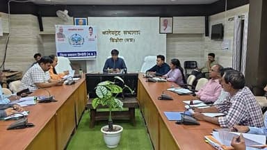 ’’बाढ़ एवं आपदा प्रबंधन की तैयारियों की समीक्षा, विभागों को दिए आवश्यक निर्देश’’
डिंडौरी आगामी मानसून एवं संभावित बाढ़ की परिस्थितियों को ध्यान में रखते हुए जिला प्रशासन द्वारा आपदा प्रबंधन संबंधी तैयारियों की समीक्षा बैठक आयोजित की गई। बैठक में बाढ़ प्रभावित एवं संवेदनशील क्षेत्रों की स्थिति, आपदा प्रबंधन की तैयारियों तथा राहत एवं बचाव कार्यों की कार्ययोजना पर विस्तृत चर्चा की गई।
बैठक के दौरान जिले के प्रमुख बांधों की स्टोरेज क्षमता, वर्तमान जलभराव की स्थिति एवं गेट खोले जाने की स्थिति में प्रभावित होने वाले क्षेत्रों की जानकारी प्रस्तुत की गई। अधिकारियों को संभावित बाढ़ के कारणों का विश्लेषण कर समय रहते आवश्यक एहतियाती उपाय सुनिश्चित करने के निर्देश दिए गए।
जिला प्रशासन ने आमजन तक समय पर सूचना पहुंचाने के लिए चेतावनी तंत्र को मजबूत बनाने, पूर्व सूचना एवं प्रचार-प्रसार व्यवस्था को प्रभावी रखने तथा विभिन्न विभागों के बीच बेहतर समन्वय स्थापित करने पर विशेष जोर दिया। इसके साथ ही आपातकालीन परिस्थितियों में राहत सामग्री की उपलब्धता, चिकित्सा एवं पशु चिकित्सा सेवाएं, पेयजल, स्वास्थ्य और स्वच्छता संबंधी व्यवस्थाओं की भी समीक्षा की गई।
बैठक में अस्थायी राहत शिविरों की स्थापना, नोडल अधिकारियों की नियुक्ति, आपदा नियंत्रण कक्ष की सक्रियता तथा वर्षा ऋतु के दौरान जर्जर भवनों की पहचान कर आवश्यक कार्रवाई करने के निर्देश दिए गए। बचाव एवं राहत कार्यों में उपयोग होने वाले उपकरणों की उपलब्धता की जानकारी लेने के साथ जनप्रतिनिधियों एवं बचाव दलों के प्रशिक्षण पर भी विशेष बल दिया गया।
जिला प्रशासन ने सभी संबंधित विभागों को मानसून पूर्व आवश्यक तैयारियां समय-सीमा में पूर्ण करने तथा किसी भी आपात स्थिति से प्रभावी ढंग से निपटने के लिए सतर्क एवं तैयार रहने के निर्देश दिए हैं। इससे संभावित आपदा की स्थिति में राहत एवं बचाव कार्यों को त्वरित और प्रभावी बनाया जा सकेगा।
बैठक में सीईओ जिला पंचायत श्री दिव्यांशु चौधरी, डिप्टी कलेक्टर श्री वैधनाथ वासनिक, सयुंक्त कलेक्टर सुश्री भारती मेरावी ,तहसीलदार सहित संबंधित विभाग के अधिकारी कर्मचारी उपस्थित रहे।
#anjupawanbhadauria #डिंडौरी #JansamparkMP