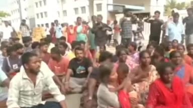 விழுப்புரம்: உரிய சிகிச்சை அளிக்காதால் இளைஞர் உயிரிழந்து விட்டதாக கூறி விழுப்புரம் அரசு மருத்துவக்கல்லூரி மருத்துவமனை முனாக உறவினர்கள் தர்ணா போராட்டம்