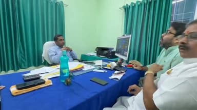 जनसुराज प्रवक्ता कुमार सौरभ सिंह ने पथ निर्माण विभाग के कार्यपालक अभियंता को लगाई फटकार, वीडियो वायरल।
#Aurangabad #JanSuraj #KumarSaurabhSingh #NH139 #RoadConstruction #ViralVideo #DomuhanBridge #BiharPolitics #AurangabadNews
NH-139 व दोमुंहान पुल के मुद्दे पर मिलने गए थे, बहस का वीडियो सोशल मीडिया पर चर्चा में।
*औरंगाबाद, 03 जून 2026*
जनसुराज के राष्ट्रीय प्रवक्ता कुमार सौरभ सिंह का एक वीडियो सोशल मीडिया पर तेजी से वायरल हो रहा है। वीडियो में वे पथ निर्माण विभाग के कार्यपालक अभियंता गोपाल सिंह को फटकार लगाते नजर आ रहे हैं।
*1. क्या है पूरा मामला:*
जानकारी के अनुसार, कुमार सौरभ सिंह NH-139 को फोर-लेन बनाने और दोमुंहान पुल क्षतिग्रस्त होने के बाद डाइवर्जन न बनने के मुद्दे को लेकर कार्यपालक अभियंता से मिलने पहुंचे थे। इसी दौरान किसी बात को लेकर दोनों के बीच तीखी बहस हो गई।
*2. वीडियो में क्या दिख रहा:*
वायरल वीडियो में कुमार सौरभ सिंह विभागीय लापरवाही पर सवाल उठाते हुए नाराजगी जता रहे हैं। वे 18 दिन बाद भी दोमुंहान पर डाइवर्जन न बनने और NH-139 की बदहाल स्थिति को लेकर अभियंता से जवाब मांगते दिख रहे हैं। उन्होंने कहा कि जनता 10-10 घंटे जाम में फंसी है, ग्रामीण सड़कें टूट रही हैं, लेकिन विभाग गंभीर नहीं है।
*3. NH-139 संघर्ष समिति से जुड़े हैं सौरभ:*
गौरतलब है कि कुमार सौरभ सिंह हाल ही में गठित "NH-139 फोर-लेन संघर्ष समिति" के सक्रिय सदस्य हैं। समिति ने आज डीएम को ज्ञापन सौंपा था और 08 जून को धरना देने का ऐलान किया है। इसी सिलसिले में वे विभाग के अधिकारियों से मिल रहे हैं।
फिलहाल पथ निर्माण विभाग की ओर से इस मामले पर कोई आधिकारिक बयान नहीं आया है।