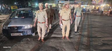 #SitapurPolice थाना मिश्रिख पुलिस द्वारा अपराध नियंत्रण, शांति/सुरक्षा एवं कानून व्यवस्था तथा जनमानस में सुरक्षा की भावना बनाये रखने हेतु मुख्य मार्गों, बाजारों एवं भीड़-भाड़ वाले स्थानों पर पैदल गश्त की गयी है। #UPPolice #Footpatrolling @Igrangelucknow https://t.co/b0DhZIzPMe