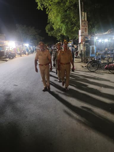 #SitapurPolice थाना मानपुर पुलिस द्वारा अपराध नियंत्रण, शांति/सुरक्षा एवं कानून व्यवस्था तथा जनमानस में सुरक्षा की भावना बनाये रखने हेतु मुख्य मार्गों, बाजारों एवं भीड़-भाड़ वाले स्थानों पर पैदल गश्त की गयी है। #UPPolice #Footpatrolling @Igrangelucknow https://t.co/wbPYaSfYOX