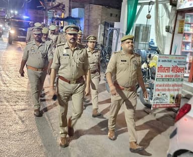 पुलिस अधीक्षक महोबा के निर्देशन में जनपद में शान्ति/सुरक्षा एवं कानून व्यवस्था को सुदृढ़ बनाये रखने हेतु थाना कोतवाली नगर पुलिस टीम द्वारा थाना क्षेत्रान्तर्गत प्रमुख कस्बा/बाजार व मिश्रित आबादी वाले स्थानों पर पैदल गस्त किया गया तथा संदिग्ध व्यक्तियों/वाहनों के प्रति सघन चेकिंग अभियान चलाया गया व आमजन से संवाद कर सुरक्षा के प्रति आश्वस्त किया गया।
#Footpatrolling #UPPolice