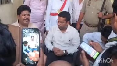 उन्नाव: उन्नाव में निर्माणाधीन नवीन गंगा में सेतु निगम ने नौ भवन स्वामियों को मुआवजा की चेक बांटी, एसडीएम रहे मौजूद