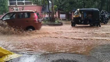ಧಾರವಾಡ: ಧಾರವಾಡದಲ್ಲಿ ಸುರಿದ ಧಾರಾಕಾರ ಮಳೆಯ ಅಬ್ಬರದಿಂದ ಜನರು ಪರದಾಡುವ ಸ್ಥಿತಿ ನಿರ್ಮಾಣ