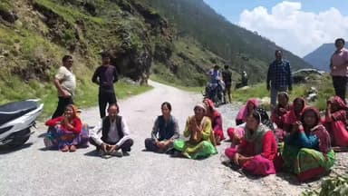 कपकोट: कपकोट में सिंचाई विभाग के कार्यों पर जांच व सड़कों के गड्ढों को भरने की मांग को लेकर ग्रामीण सड़कों पर बैठे