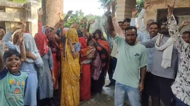 चंदौसी: गांव अटवा में 15 दिन से विद्युत आपूर्ति खत्म होने पर डारनी बिजली घर के सामने ग्रामीणों ने किया प्रदर्शन, जमकर हुआ हंगामा