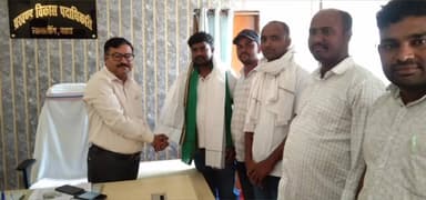 लावालौंग: लावालौंग:झामुमो युवा मोर्चा नेताओं ने बीडीओ और थाना प्रभारी से की शिष्टाचार मुलाकात, जनहित और सुरक्षा पर की चर्चा।*ल