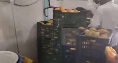 सावधान सावधान ‼️
फंगस और कीड़े लगे आमों से सावधान रहिए...
गर्मी के दिनों में मैंगो शेक की मांग बढ़ गई है...बाज़ारों में सड़े गले आमों से ये शेक बनाए जा रहे हैं...गुजरात फ़ूड सेफ़्टी डिपार्टमेंट की एनफ़ोर्समेंट टीमों ने जूस निकालने के लिए रखे गए आमों का बड़ा स्टॉक ज़ब्त किया है
गुजरात में FSSAI की बड़ी कार्रवाई! जूस फैक्टरी में छापेमारी कर भारी मात्रा में सड़े-गले, कीड़े और फंगस लगे आम जब्त किए गए. सेहत से खिलवाड़ करने वालों पर कड़ा एक्शन.
#FSSAIAction | #Gujarat | #FoodSafety