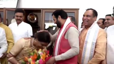 नव नियुक्त प्रदेश अध्यक्ष डॉ.अर्चना गुप्ता को पद ग्रहण करवाते सीएम व पूर्व अध्यक्ष।